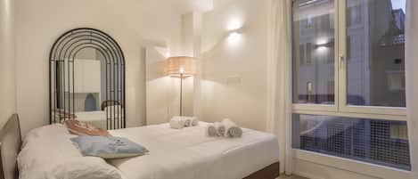 Basic-Apartment | 4 Schlafzimmer, Schreibtisch, laptopgeeigneter Arbeitsplatz