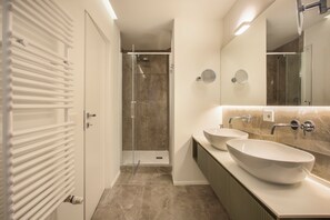 Basic-Apartment | Badezimmer | Dusche, kostenlose Toilettenartikel, Haartrockner, Handtücher