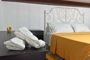 Basic-loftsværelse - 1 dobbeltseng med sovesofa | 1 soveværelse, skrivebord, arbejdsområde til bærbare computere