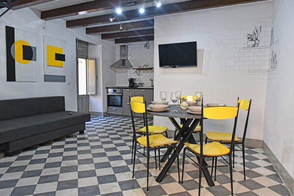 Basic-loftsværelse - 1 dobbeltseng med sovesofa | Spiseområde