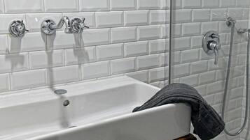 Basic Loft, 1 Katil Kelamin (Double) dengan Katil Sofa | Bilik Mandi | Pancuran mandi, pengering rambut, tuala disediakan, sabun