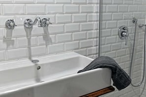 Basic-Loft, 1 Doppelbett und Schlafsofa | Badezimmer | Dusche, Haartrockner, Handtücher, Seife