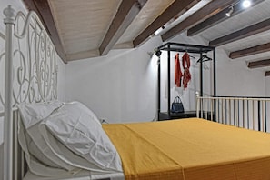 Basic Loft, 1 Double Bed with Sofa bed | 1 bedroom, desk, laptop workspace, iron/ironing board - La Casetta di Noto (Noto)