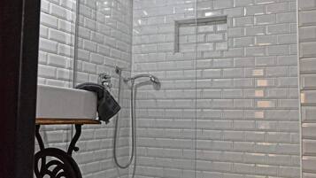 Loft Basic, 1 Tempat Tidur Double dengan tempat tidur Sofa | Kamar mandi | Shower, pengering rambut, handuk, dan sabun