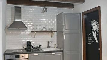 Basic-Loft, 1 Doppelbett und Schlafsofa | Eigene Küche | Kühlschrank, Ofen, Herdplatte, Wasserkocher