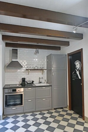 Basic-loftsværelse - 1 dobbeltseng med sovesofa | Privat køkken | Køleskab, ovn, kogeplade, elkedel