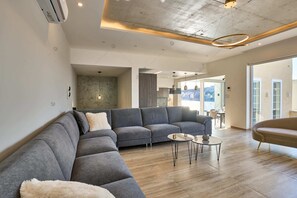 基本別墅, 多張床, 海景 | 起居區 | 電視、串流服務