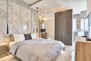 Vila básica, várias camas, vista para o mar | 4 quartos, escrivaninha, espaço de trabalho para notebook