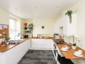 Køleskab, opvaskemaskine, elkedel, brødrister