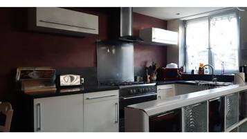 Een koelkast, een microgolfoven, een oven, een vaatwasser