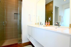 Shower, jetted tub, hair dryer, towels