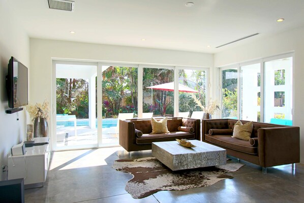 Smart TV, fireplace, stereo