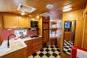 ثلاجة، ميكروويف، فرن، موقد طهي مسطح