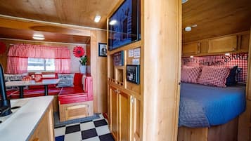 2 soverom, strykejern/-brett, reiseseng for barn og wi-fi