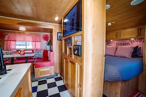 2 عدّة غرف نوم ومكواة/لوح كي وسرير سفر وواي فاي