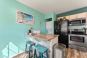 Kylskåp, mikrovågsugn, ugn och spishäll