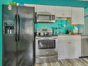 Fridge, microwave, oven, stovetop - 181 Walk In No stairs, Beautiful, Cozy, Huge Patio (Branson)