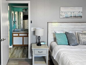 2 sovrum, skrivbord, strykjärn/strykbräda och resesäng