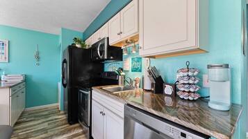 Een koelkast, een microgolfoven, een oven, een kookplaat