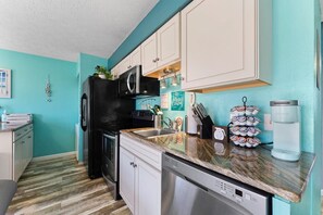 Fridge, microwave, oven, stovetop - 181 Walk In No stairs, Beautiful, Cozy, Huge Patio (Branson)