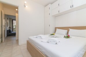 1 bedroom, bed sheets - Porto Letizia Toscanini 1, Porlezza, Italy (Porlezza)