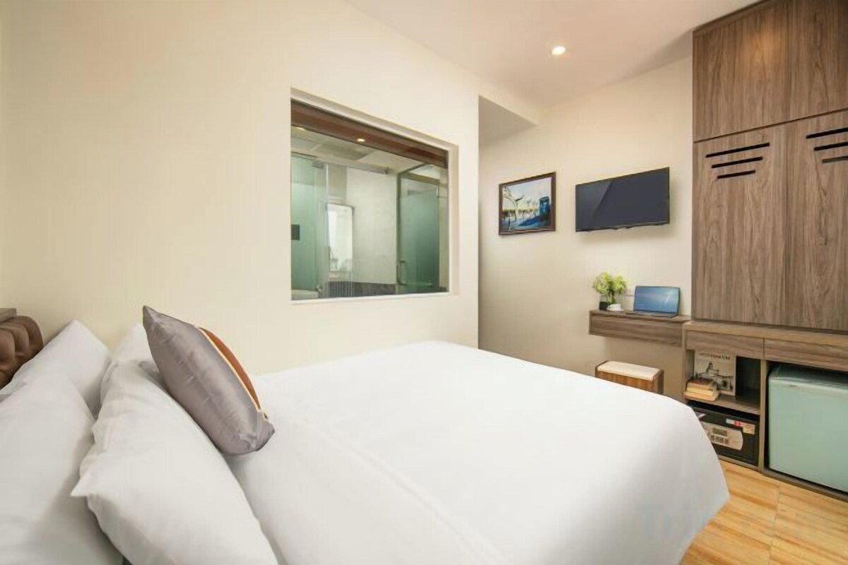 Hypo-allergenic bedding available, down comforters, minibar