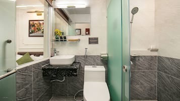 Junior Double Room, 1 Queen Bed, Patio, Lake View | Bathroom