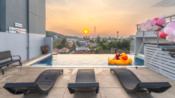 Una piscina al aire libre