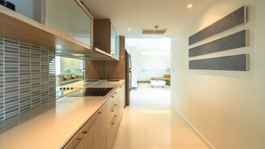 Habitación exclusiva | Cocina privada | Frigorífico, microondas en la zona común y hervidor eléctrico