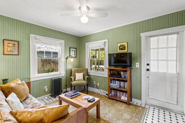 TV - ★Award Wining★ 1923 Arts & Craft Cottage  (Tampa)