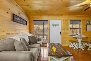 Smart TV, fireplace - Creekside Cottage/PuttPutt/rockwall/fun/location! (Sevierville)