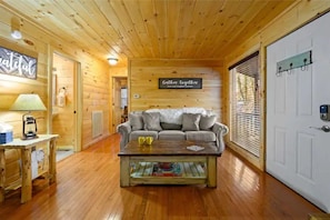 Smart TV, fireplace - Creekside Cottage/PuttPutt/rockwall/fun/location! (Sevierville)