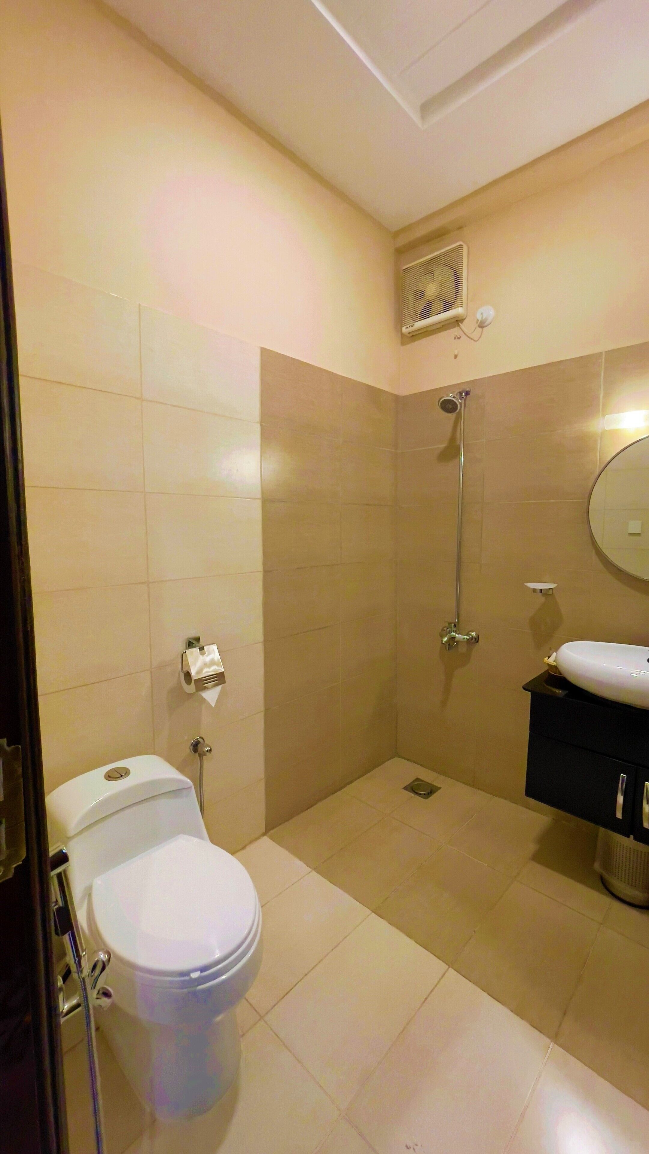 Un baño con inodoro, ducha y lavamanos.