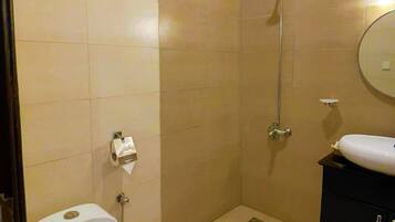 Un baño con inodoro, ducha y lavamanos.
