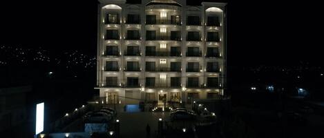 Un hotel de varios pisos con un letrero llamativo en la parte superior.