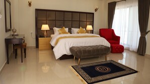Kamar Presidensial | Seprai premium, minibar, meja kerja, dan ruang kerja ramah laptop