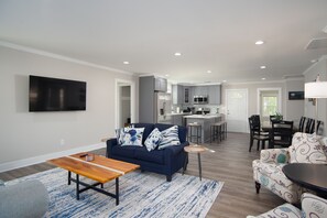 Smart TV - 1000MBPS Internet, Spacious Central Home, blocks from Camp North End! (Charlotte)