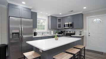 Een koelkast, een magnetron, een oven, een kookplaat