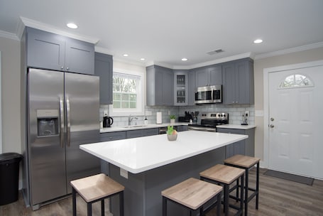 Fridge, microwave, oven, stovetop. 1000MBPS Internet, Spacious Central Home, blocks from Camp North End!
