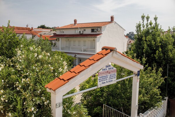 Exterior - The apartment is located in the resort of Palit on the island of Rab (Insel RAB)