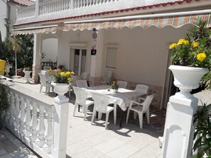 Outdoor dining - The apartment is located in the resort of Palit on the island of Rab (Insel RAB)