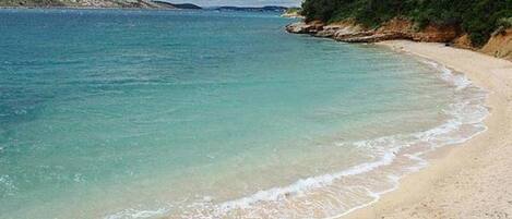 Vlak bij het strand, ligstoelen