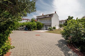 Exterior - The apartment is located in the resort of Palit on the island of Rab (Insel RAB)