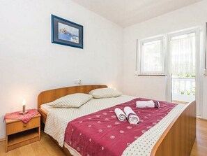 3 bedrooms, in-room safe, desk, iron/ironing board - The apartment is located in the resort of Palit on the island of Rab (Insel RAB)