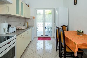 Fridge, microwave, oven, stovetop - The apartment is located in the resort of Palit on the island of Rab (Insel RAB)
