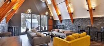 The Birch Ridge: Mission Room #2 - Queen Suite in Renovated Killington Lodge. Hot tubs.