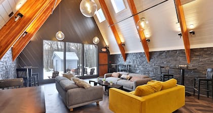 The Birch Ridge: Lace Room #3 - Queen Suite in Renovated Killington Lodge. Hot tubs.