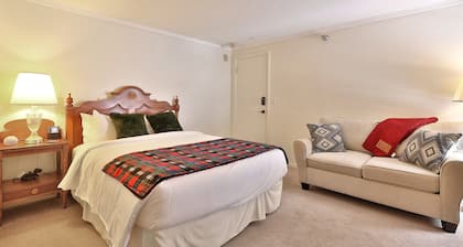 The Birch Ridge: Lace Room #3 - Queen Suite in Renovated Killington Lodge. Hot tubs.
