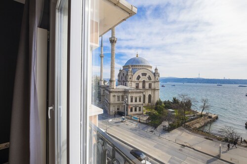 Hip Waterfront Apt. with a Striking View