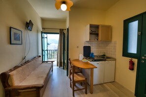 ซูพีเรียอพาร์ทเมนท์ | บริเวณนั่งเล่น | ทีวีจอแอลซีดี 20 นิ้ว พร้อมช่องดิจิตอล, ทีวี